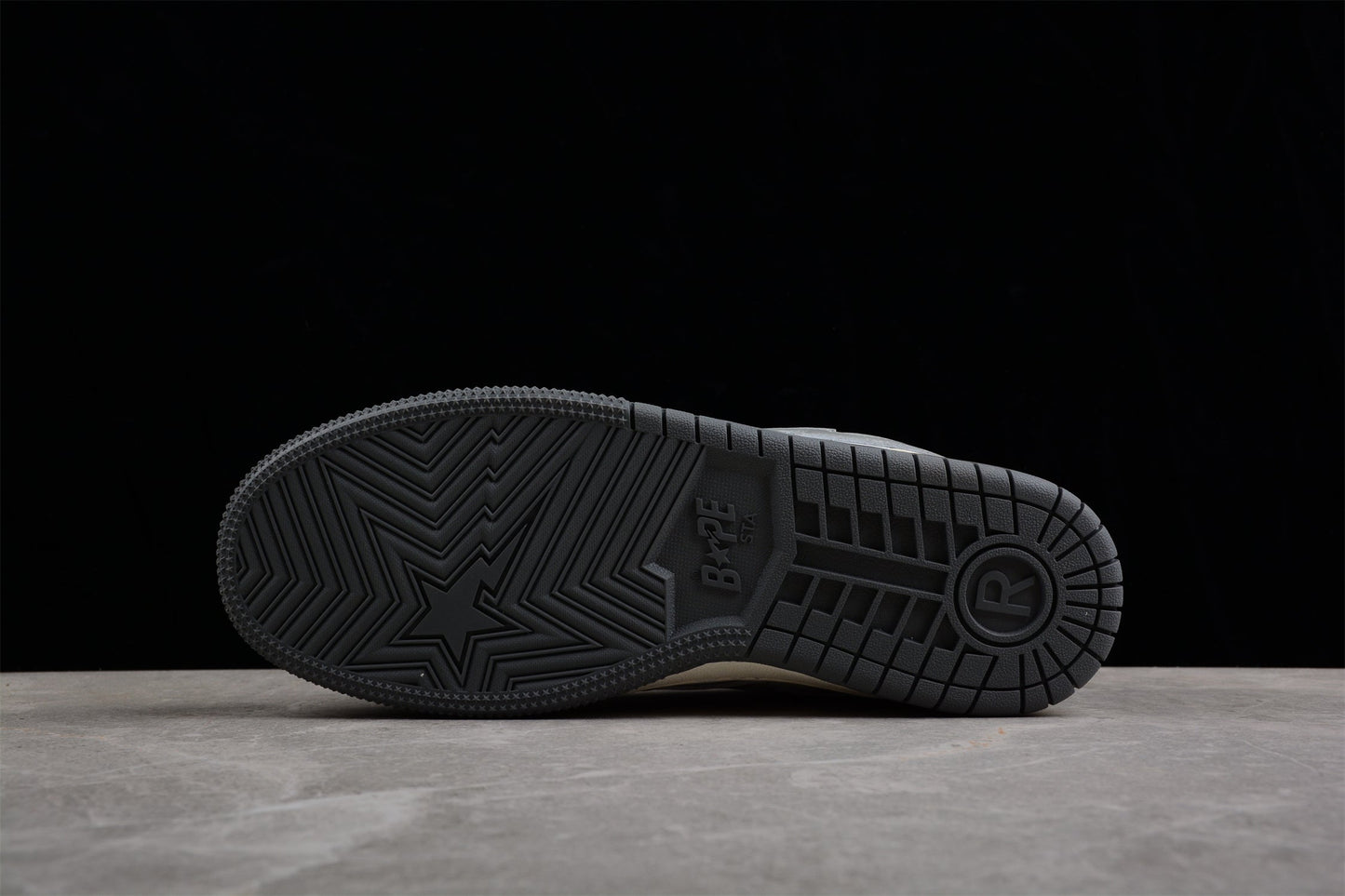 Baskets basses BAPE STA blanches et grises