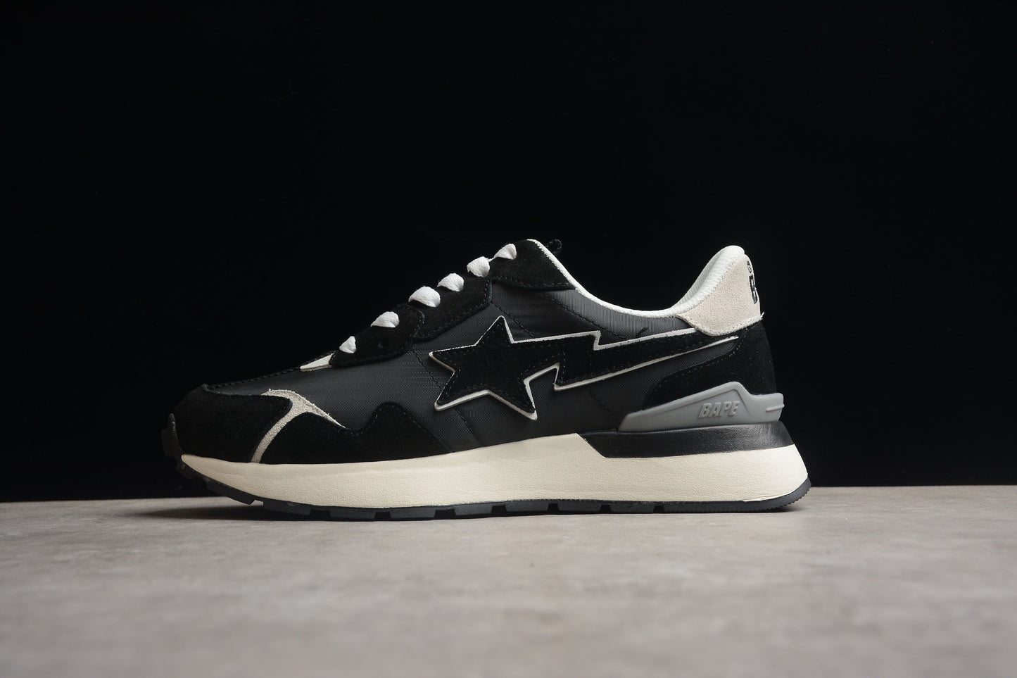 Baskets BAPE STA Retro Runner noires et blanches