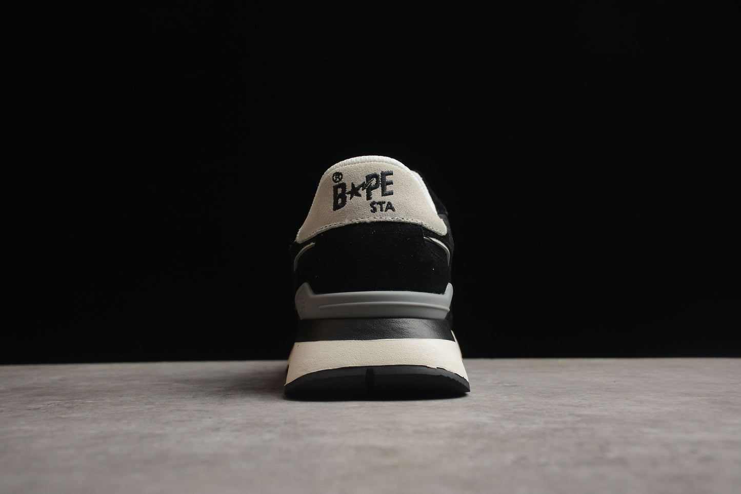Baskets BAPE STA Retro Runner noires et blanches