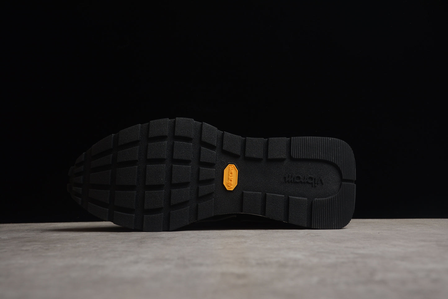 Baskets BAPE STA Retro Runner noires et blanches