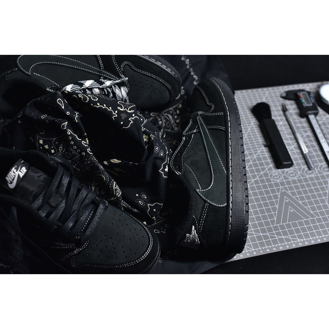 JORDAN 1 LOW x TRAVIS SCOTT PHANTOM 