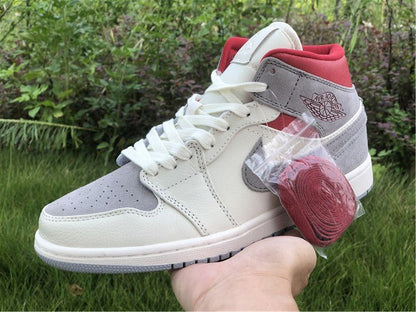 Baskets Jordan 1 Mid SNEAKERSNSTUFF 20e anniversaire 