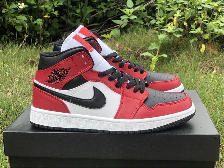 JORDAN 1 MID x CHICAGO BLACK TOE 