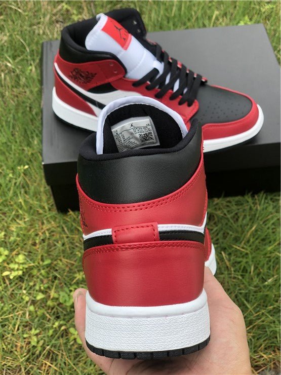 JORDAN 1 MID x CHICAGO BLACK TOE 