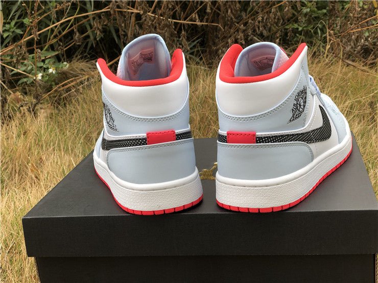 JORDAN 1 MID x HALF BLEU À POIS SWOOSH 