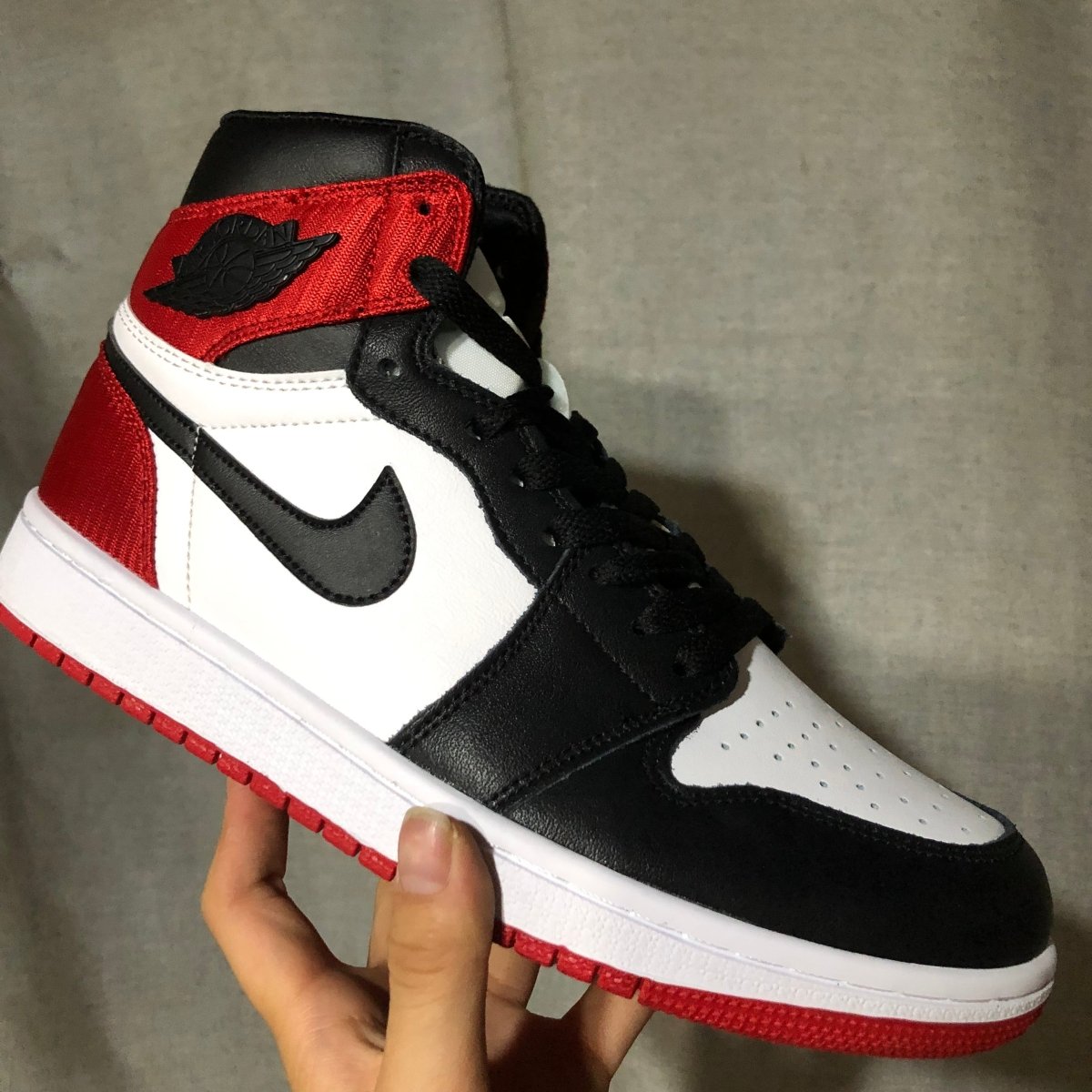 JORDAN 1 RETRO HIGH x SATIN BLACK TOE 