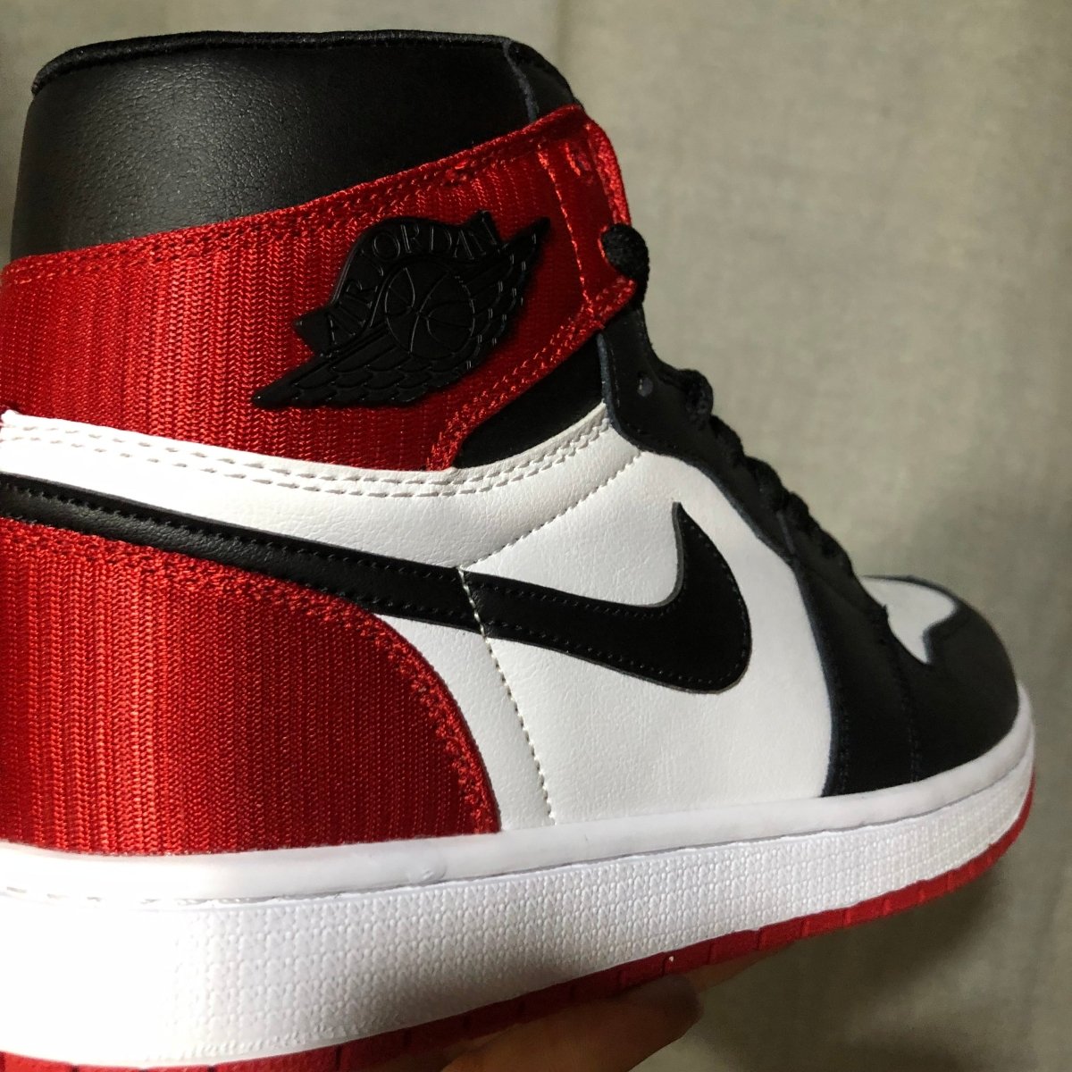 JORDAN 1 RETRO HIGH x SATIN BLACK TOE 