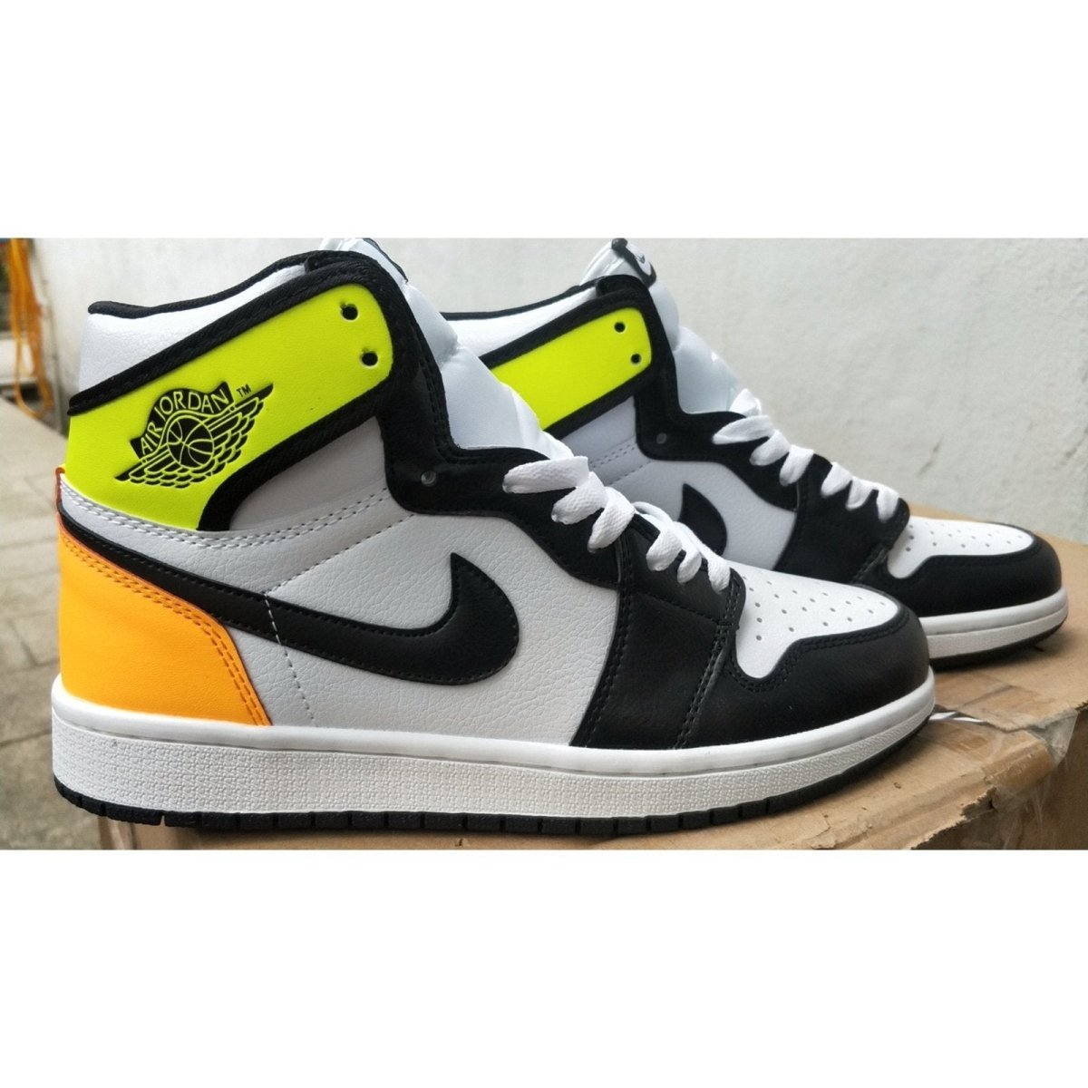 JORDAN 1 RETRO HIGH x BLANC NOIR VOLT UNIVERSITY GOLD 