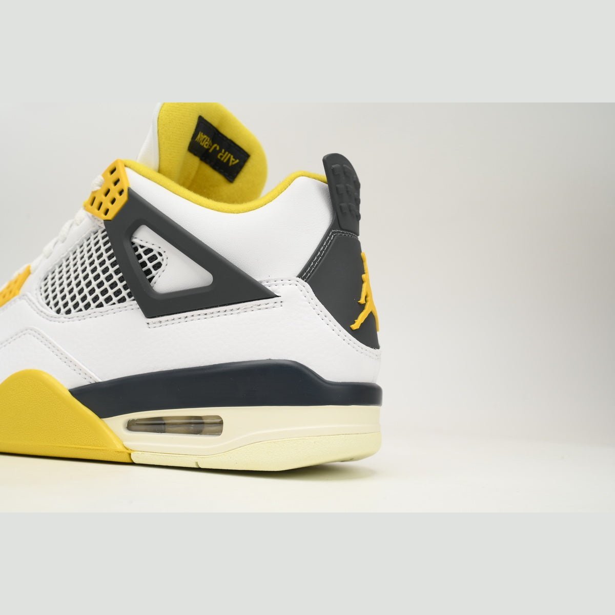 JORDAN 4 x SOUFRE VIVID