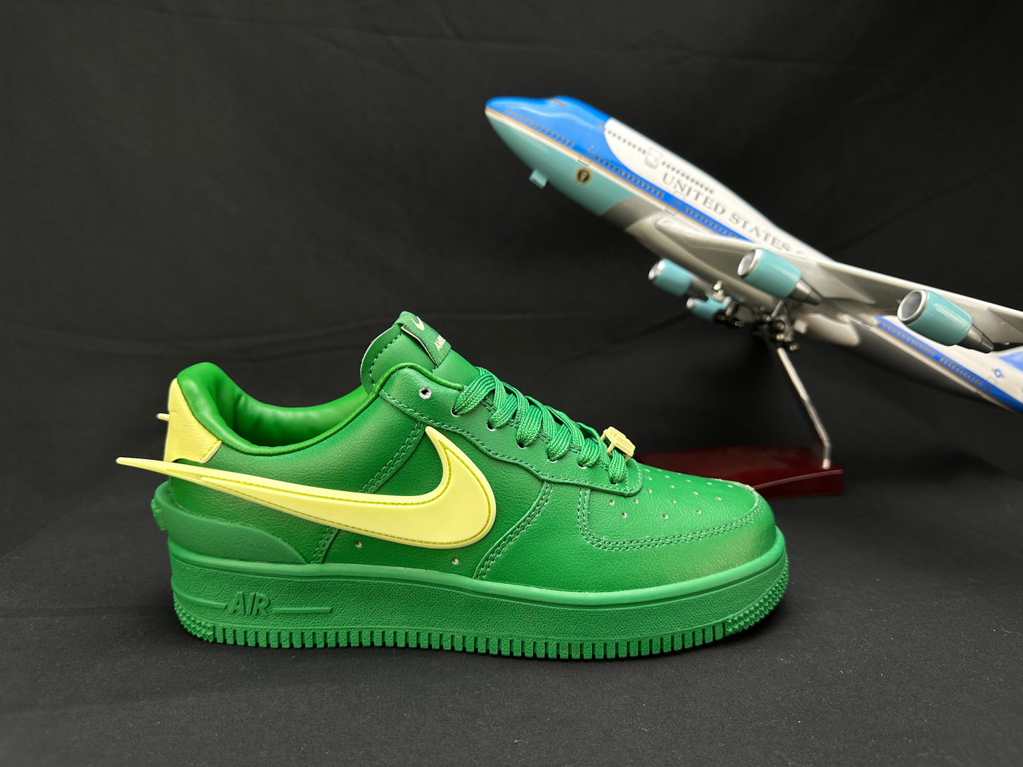 NIKE AIR FORCE 1 « Big Swoosh Green »