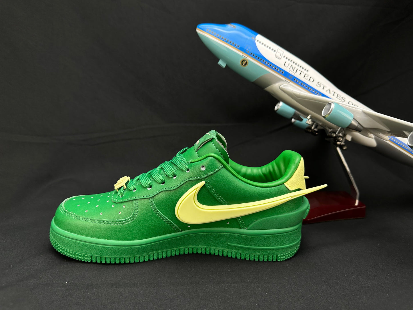 NIKE AIR FORCE 1 « Big Swoosh Green »