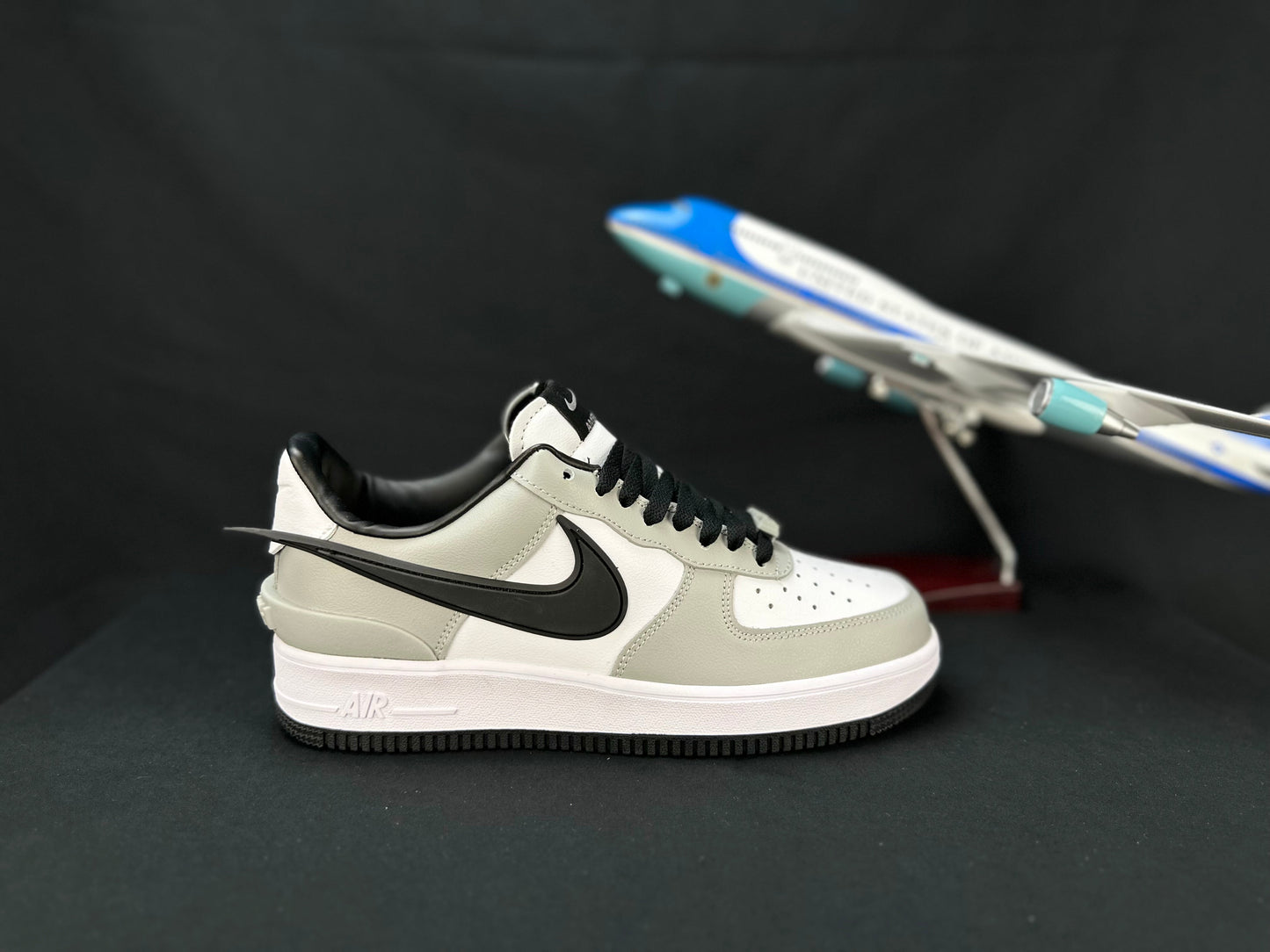 NIKE AIR FORCE 1 « Big Swoosh Grey »