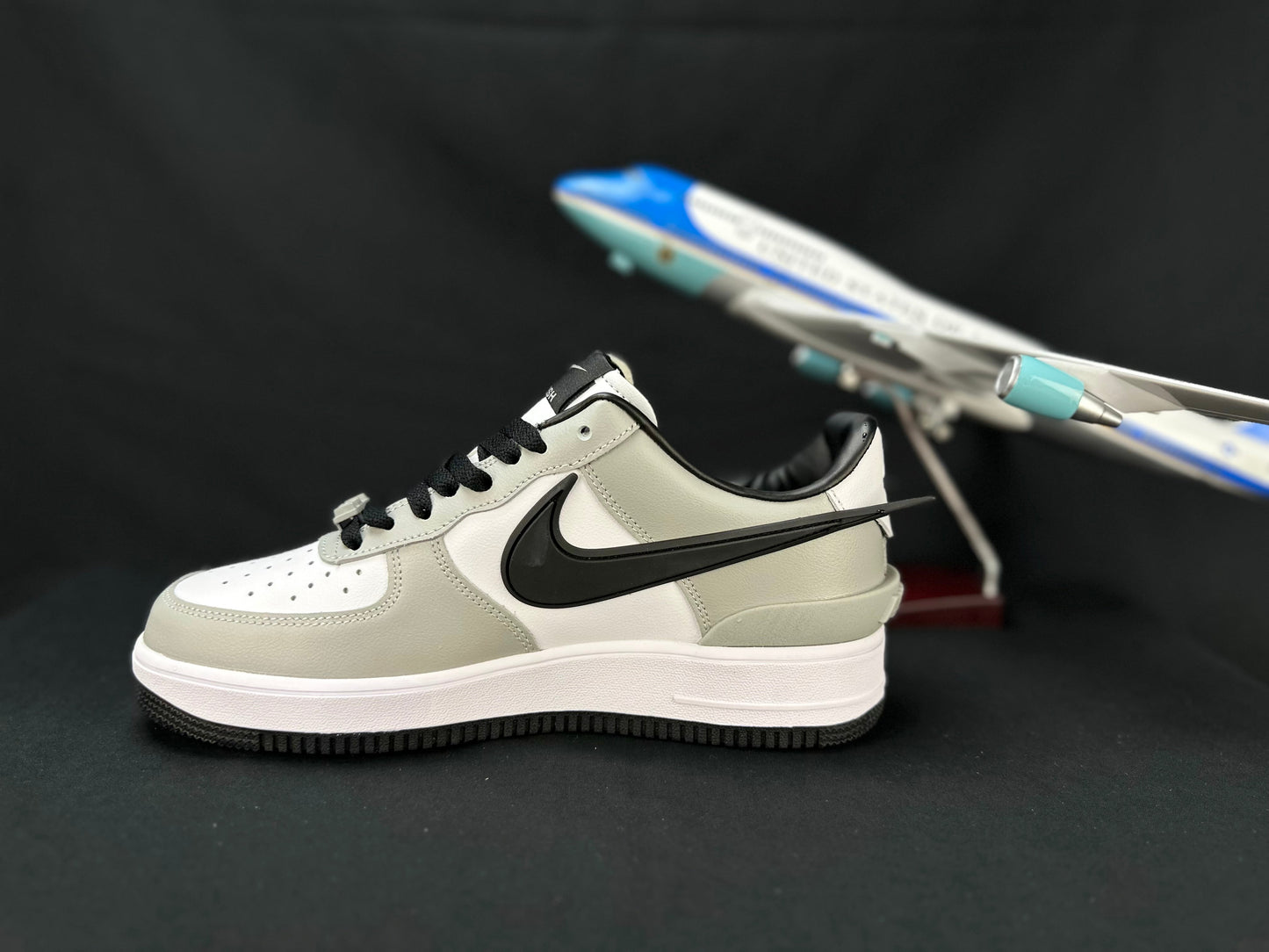 NIKE AIR FORCE 1 « Big Swoosh Grey »