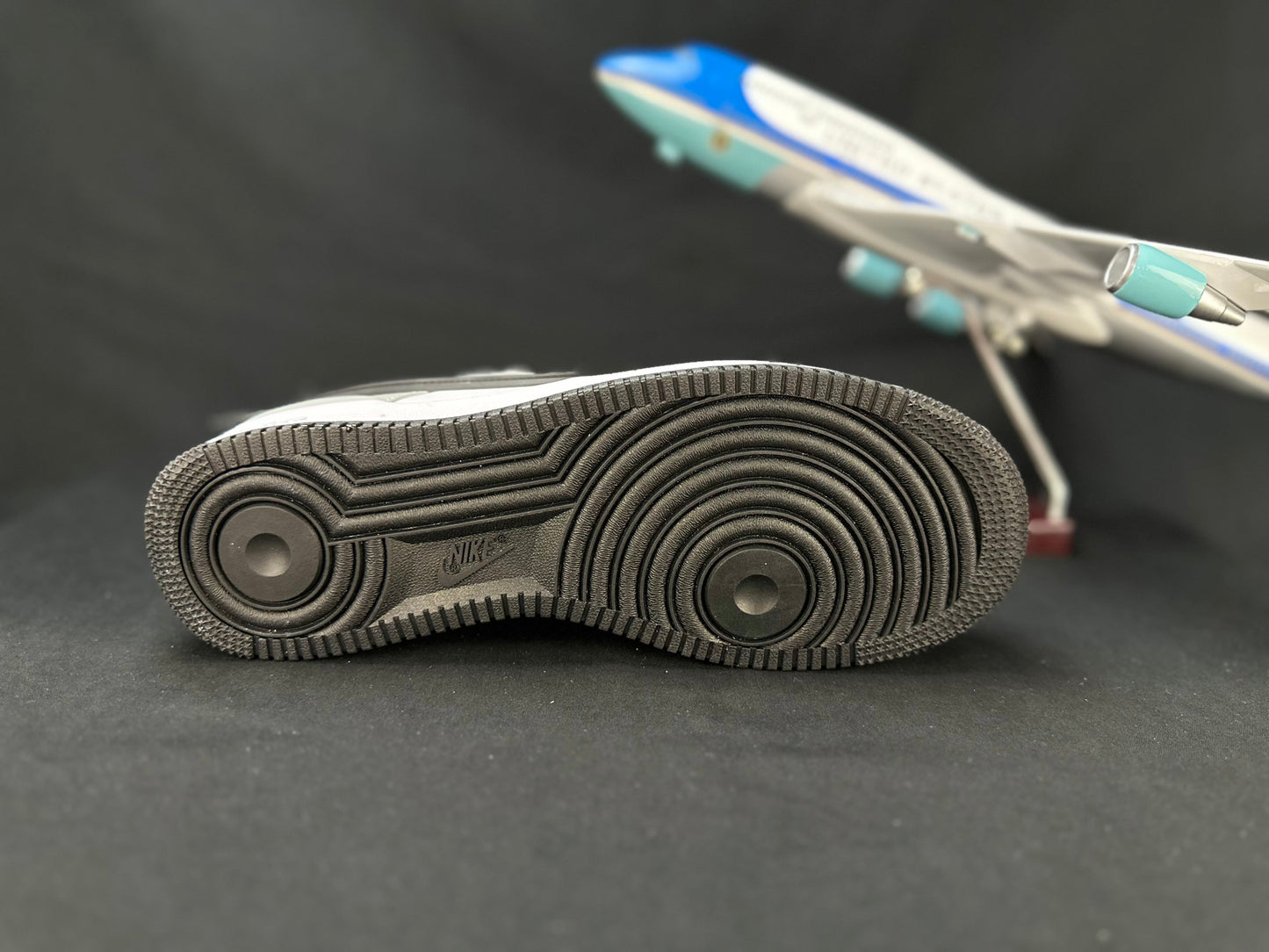 NIKE AIR FORCE 1 « Big Swoosh Grey »