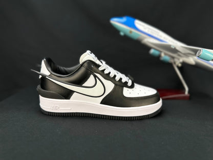 NIKE AIR FORCE 1 « Big Swoosh Blanc/Noir »