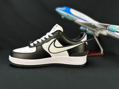 NIKE AIR FORCE 1 « Big Swoosh Blanc/Noir »