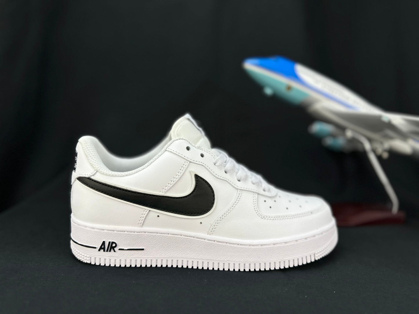NIKE AIR FORCE 1 « Double Swoosh Blanc/Noir »