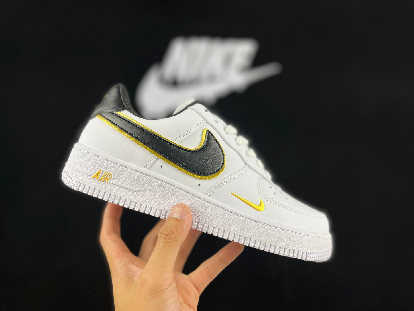 NIKE AIR FORCE 1 « Double Swoosh Blanc/Noir/Or »