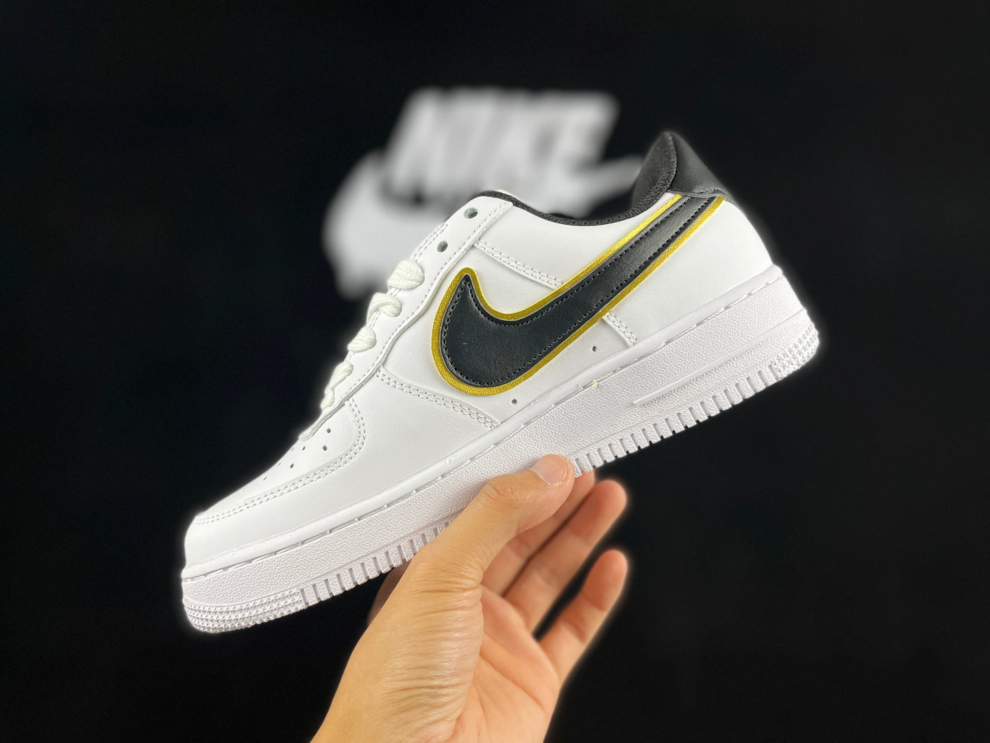 NIKE AIR FORCE 1 « Double Swoosh Blanc/Noir/Or »