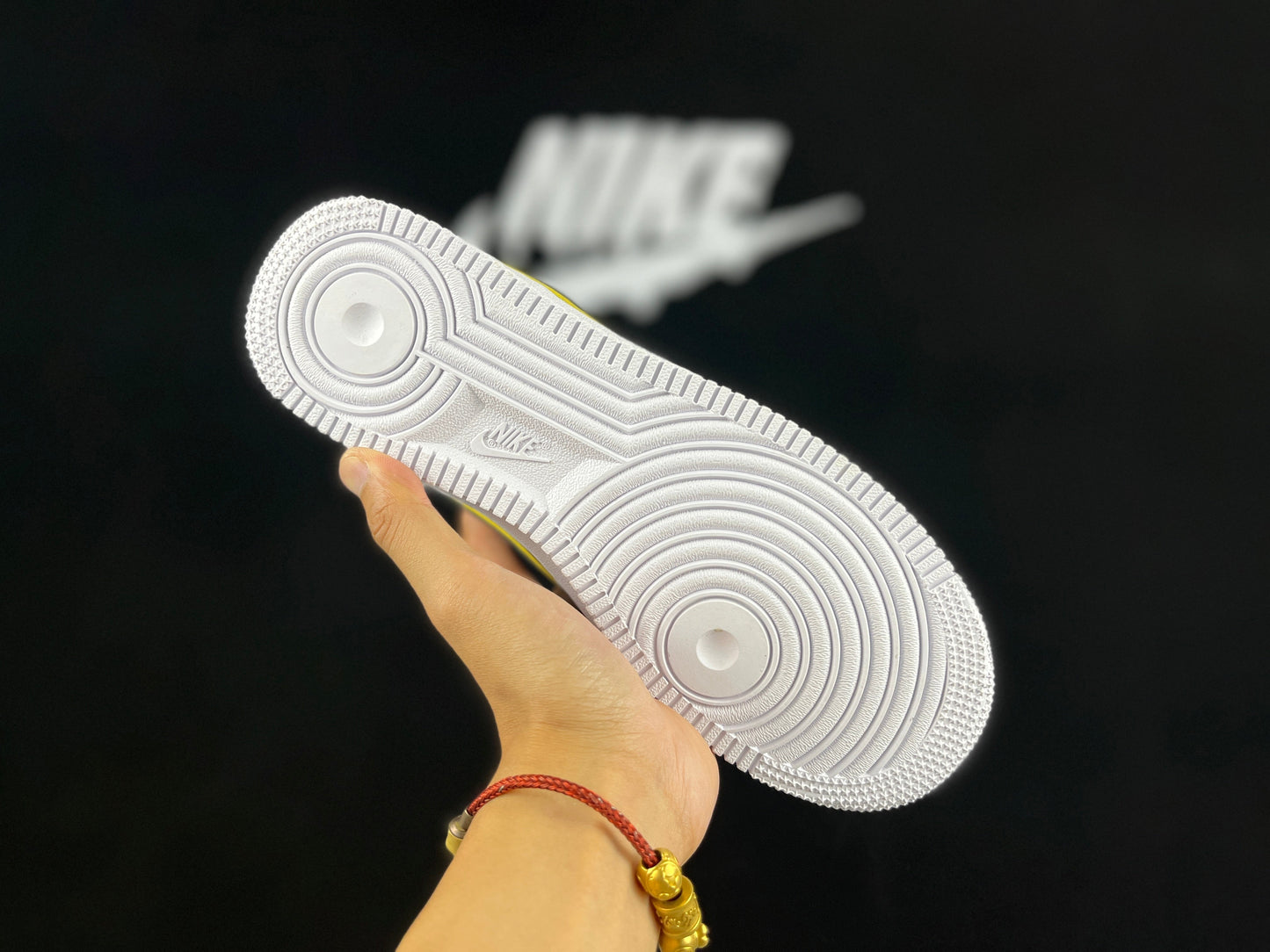 NIKE AIR FORCE 1 « Double Swoosh Blanc/Noir/Or »