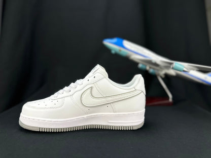 NIKE AIR FORCE 1 « Double Swoosh Blanc/Gris »