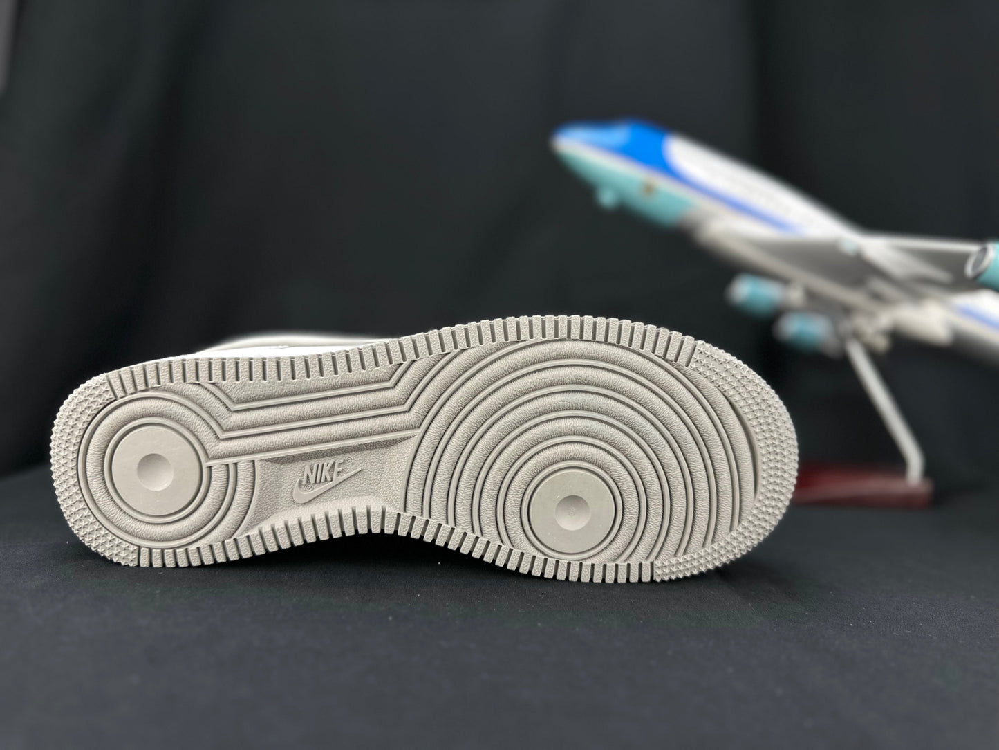 NIKE AIR FORCE 1 « Double Swoosh Blanc/Gris »