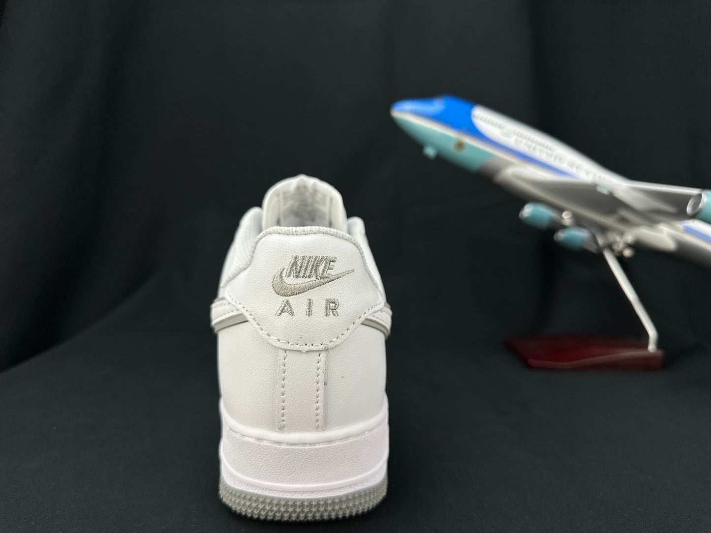 NIKE AIR FORCE 1 « Double Swoosh Blanc/Gris »