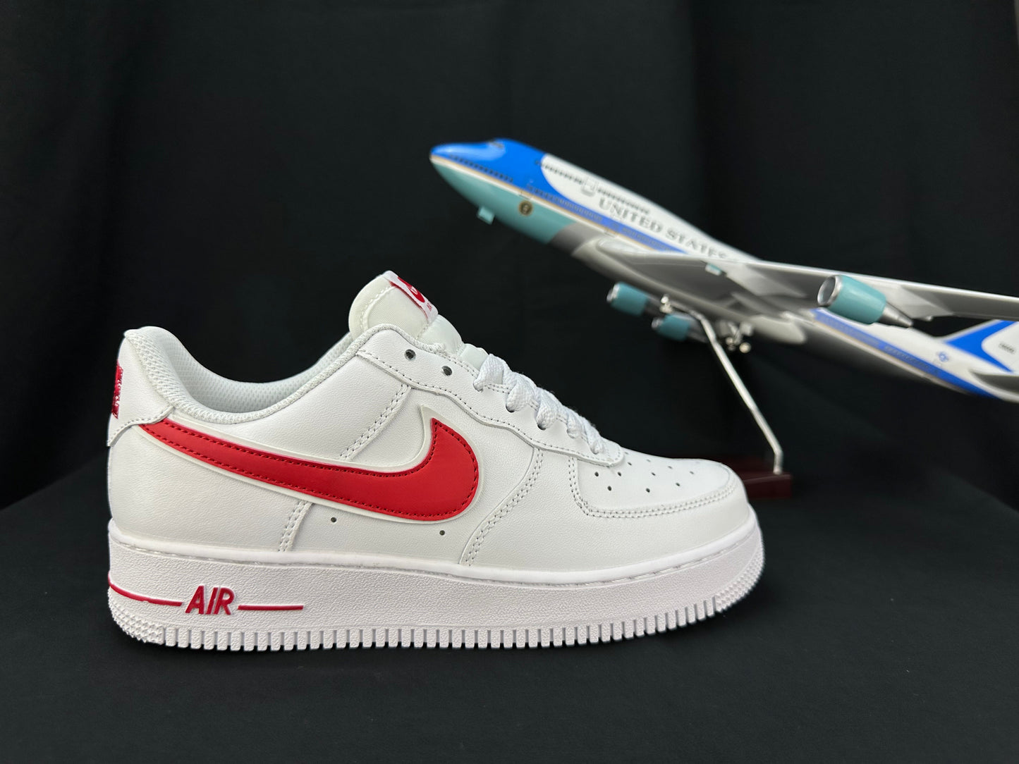 NIKE AIR FORCE 1 « Double Swoosh Blanc/Rouge »