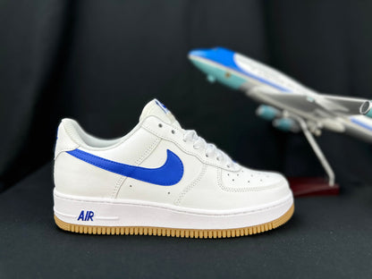 NIKE AIR FORCE 1 « Semelle gomme blanche/bleue »