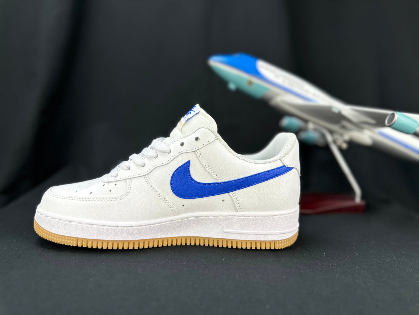 NIKE AIR FORCE 1 « Semelle gomme blanche/bleue »