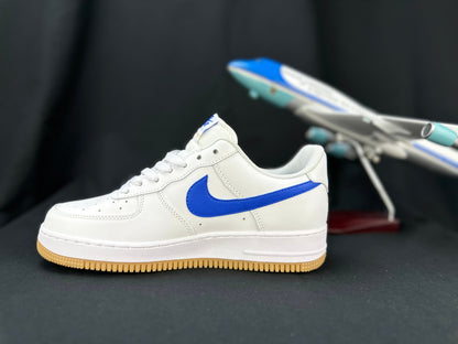 NIKE AIR FORCE 1 « Semelle gomme blanche/bleue »