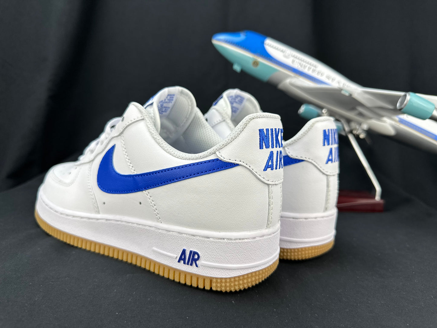 NIKE AIR FORCE 1 « Semelle gomme blanche/bleue »