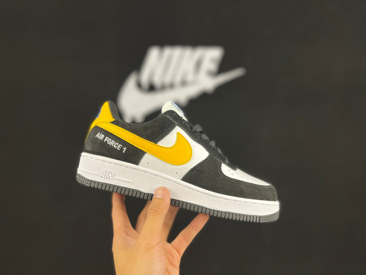 NIKE AIR FORCE 1 Low « Swoosh noir/blanc/jaune »