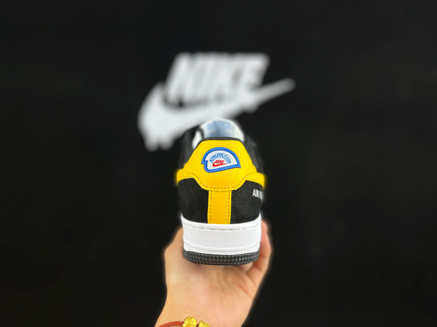 NIKE AIR FORCE 1 Low « Swoosh noir/blanc/jaune »