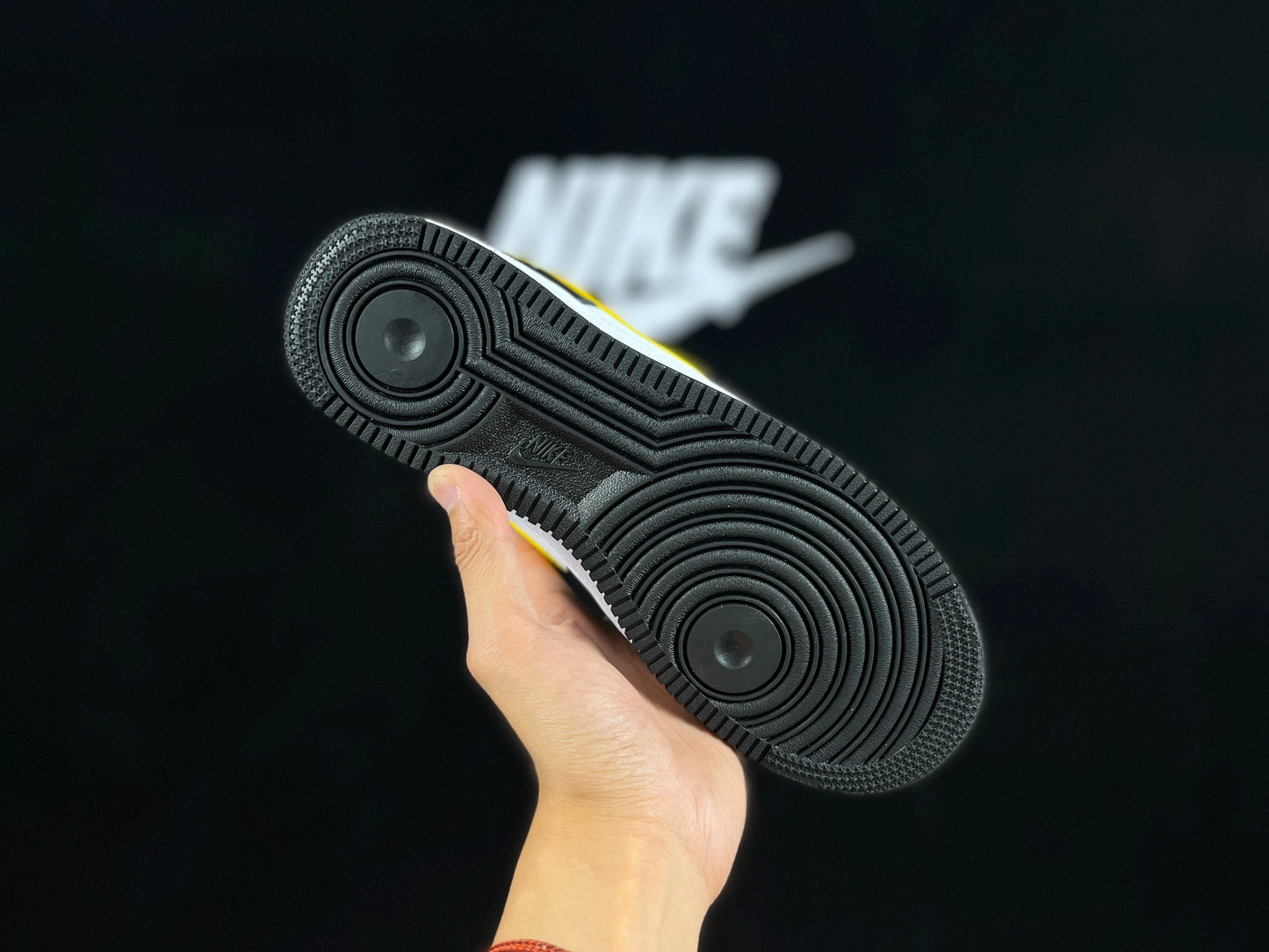 NIKE AIR FORCE 1 Low « Swoosh noir/blanc/jaune »