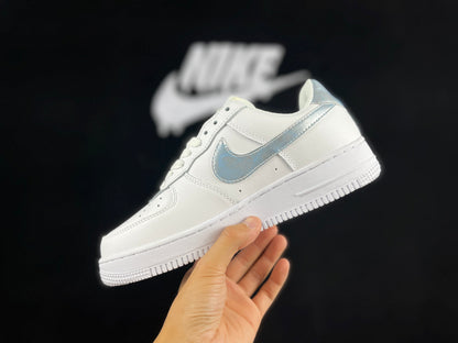 NIKE AIR FORCE 1 Low « Blanc/Bleu Iridescent Mist »