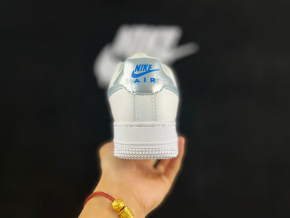 NIKE AIR FORCE 1 Low « Blanc/Bleu Iridescent Mist »