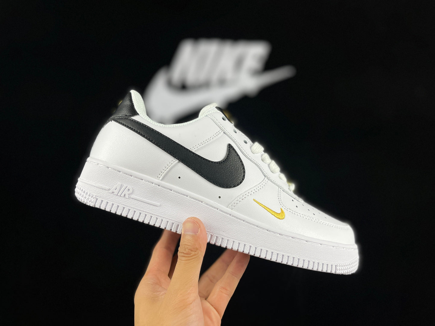 NIKE AIR FORCE 1 « Mini Swoosh Blanc/Noir »