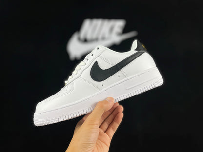 NIKE AIR FORCE 1 « Mini Swoosh Blanc/Noir »