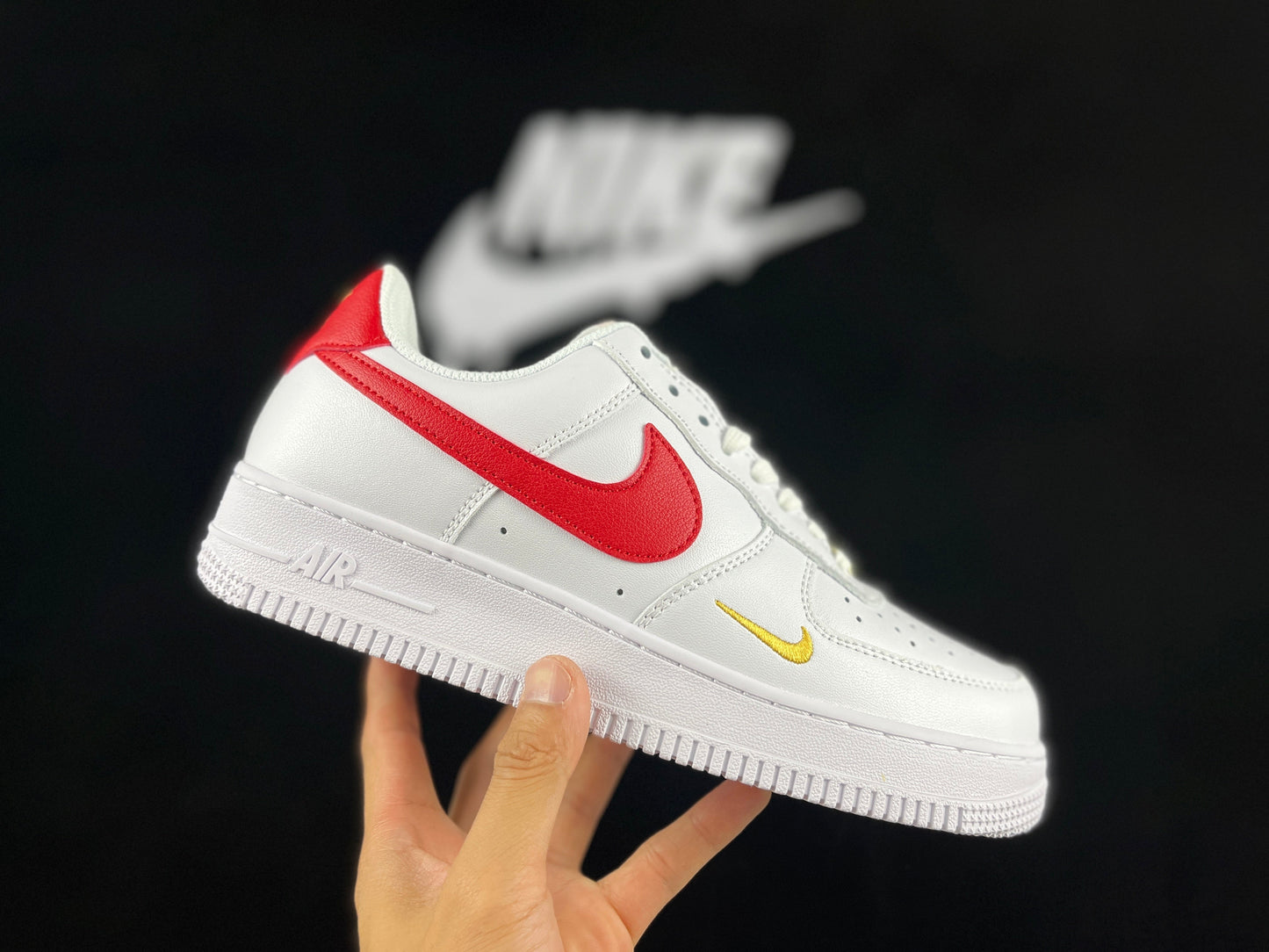 NIKE AIR FORCE 1 « Mini Swoosh Blanc/Rouge »
