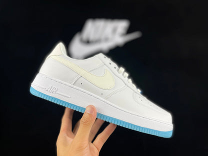 NIKE AIR FORCE 1 « Blanc/Bleu/Rose Thermochromatique »