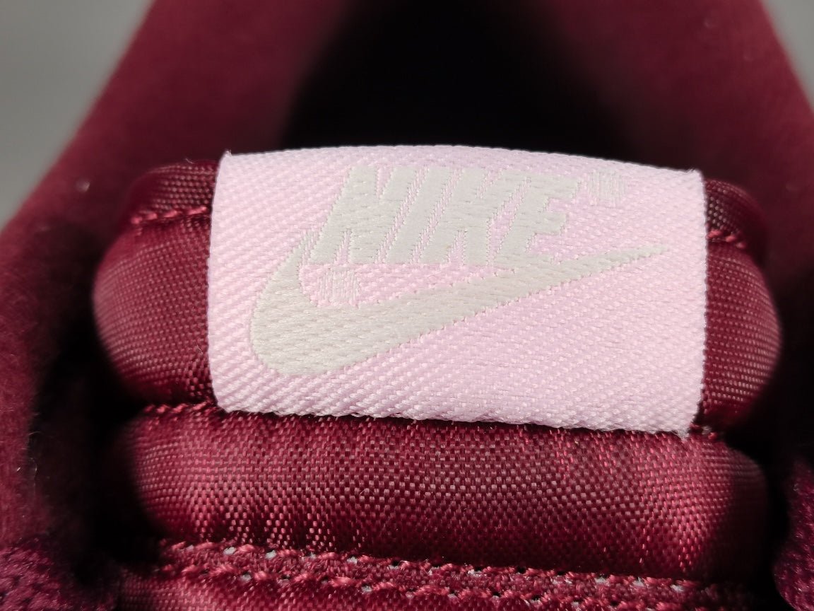 NIKE DUNK x SAINT-VALENTIN