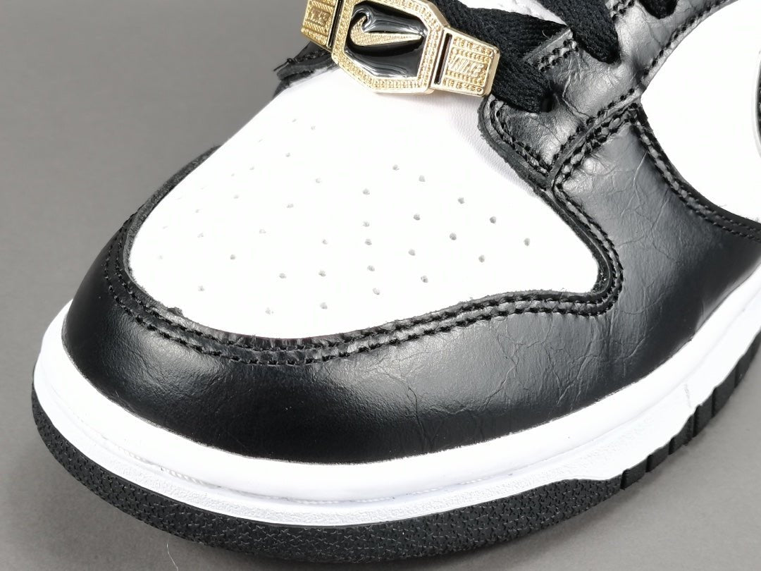 NIKE DUNK x WORLD CHAMPS NOIR ET BLANC 