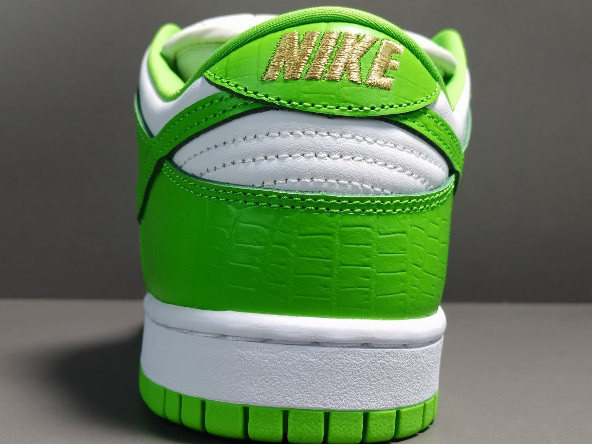NIKE SB DUNK x SUPREME STARS VERT MOYEN