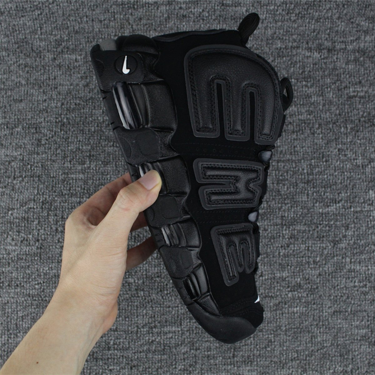 NIKE UPTEMPO x SUPREME SUPTEMPO NOIR