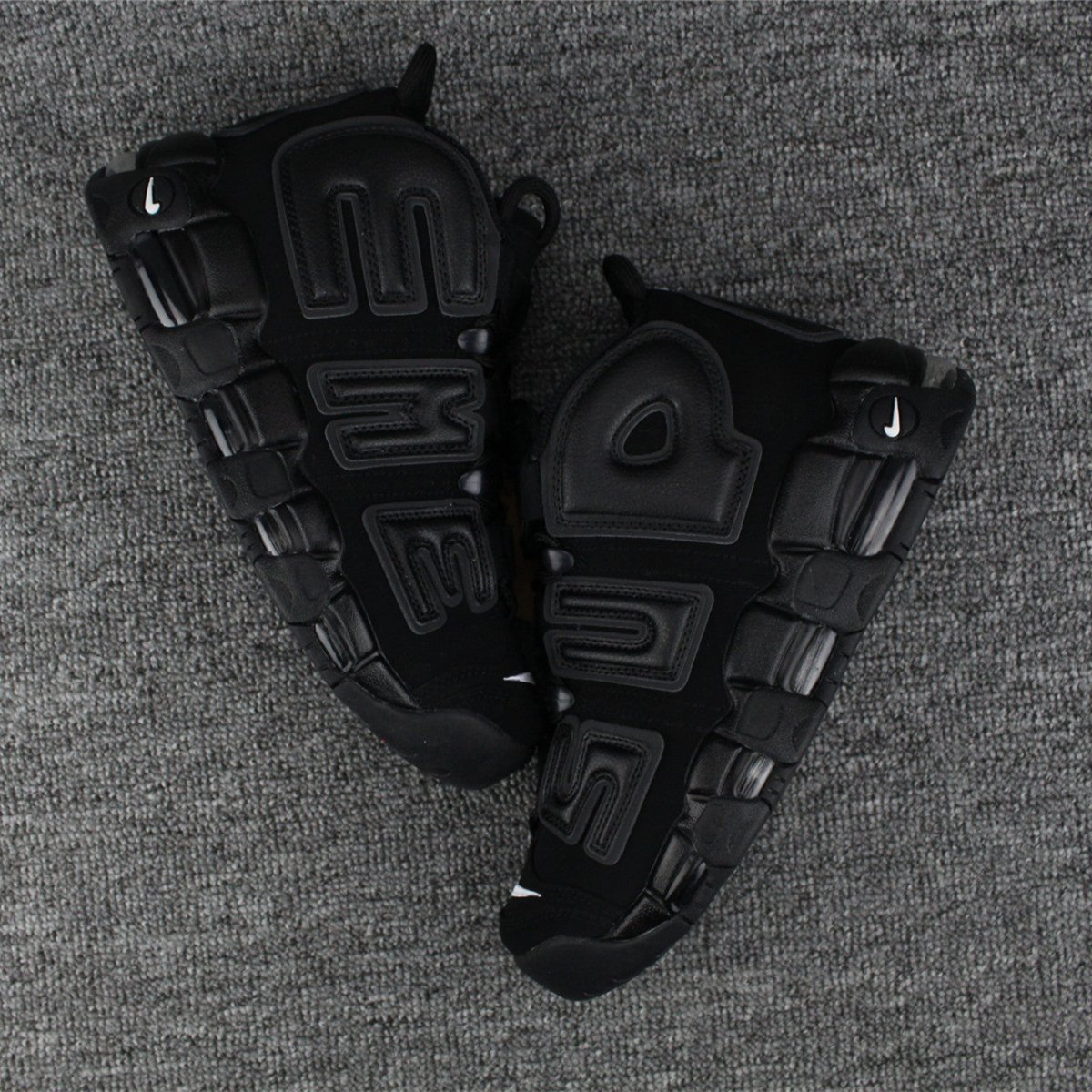 NIKE UPTEMPO x SUPREME SUPTEMPO NOIR