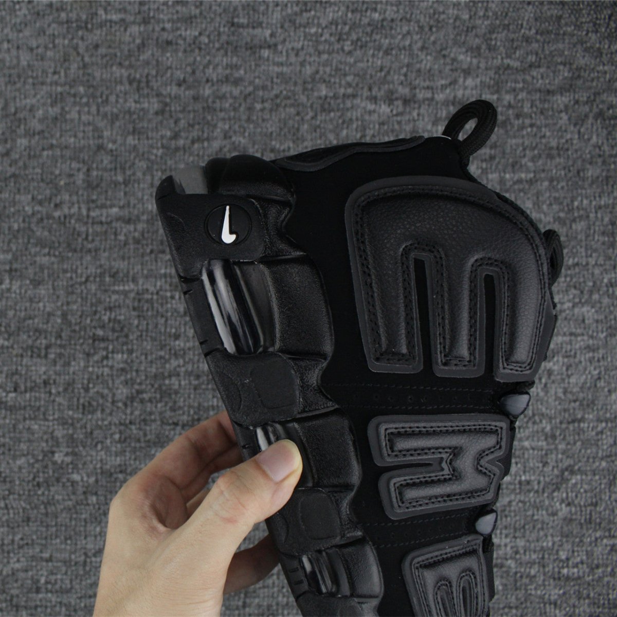 NIKE UPTEMPO x SUPREME SUPTEMPO NOIR