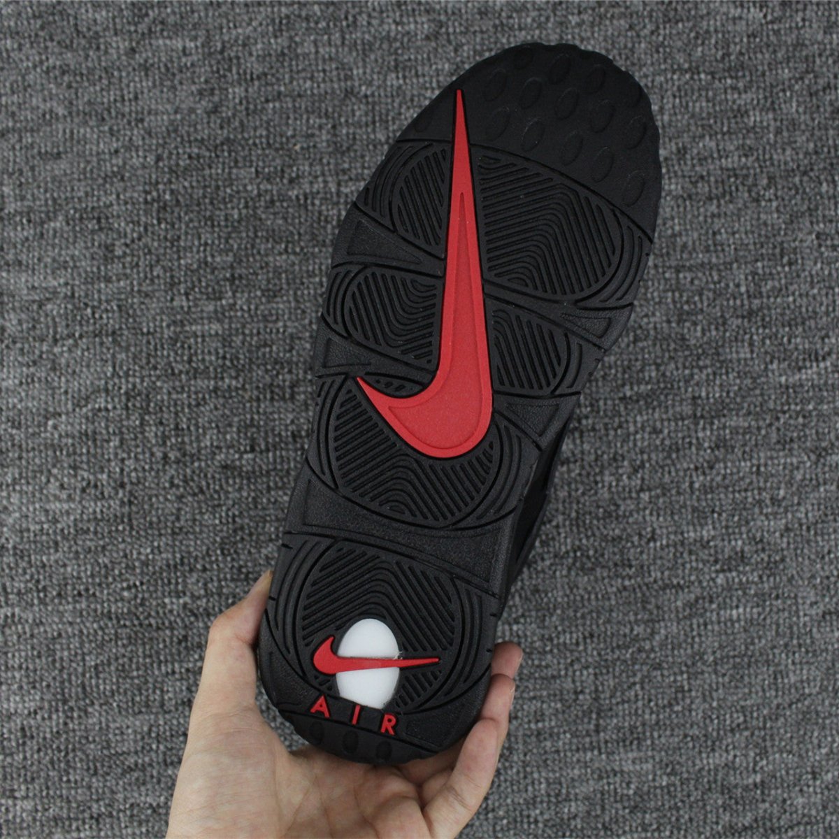 NIKE UPTEMPO x SUPREME SUPTEMPO NOIR