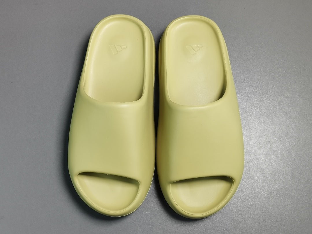 ADIDAS YEEZY SLIDE x RÉSINE