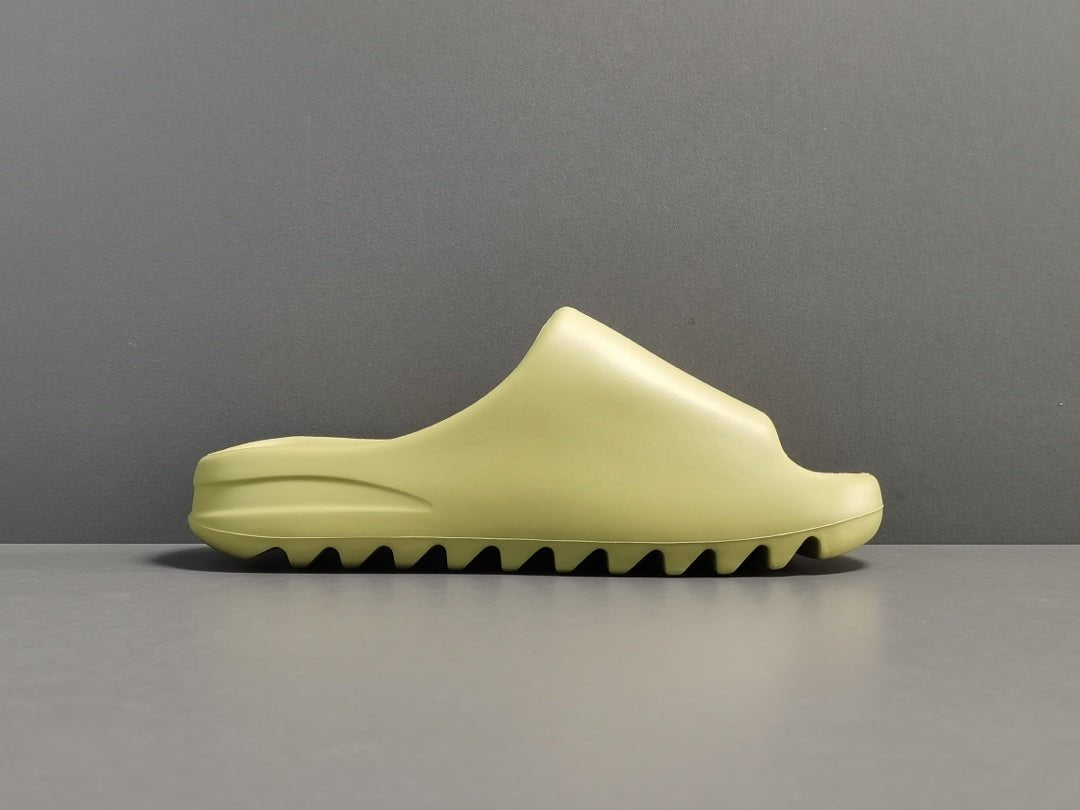 ADIDAS YEEZY SLIDE x RÉSINE